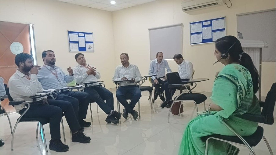 Voyage Ahead facilitator leading an HR advisory workshop discussion with a seated group